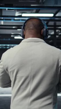 Veri merkezinde yürüyen dikey video yönetimi, altyapı teknolojisini incelerken müzik dinliyor. Kulaklık takarak sunucu merkezinde bilişim uzmanı. Trafik ekipmanlarını analiz ediyor.