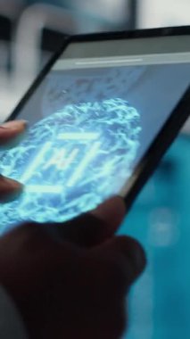 Dikey video veri merkezi bilgisayar bilimcisi dizüstü bilgisayarda kodlama yapıyor, yazılım güncellemeleri yapıyor. Afro-Amerikan sunucu merkezi IT uzmanı, dizüstü bilgisayar aygıtı kullanarak, altyapı düzeneğini optimize ederek, yapılandırmaları düzenliyor