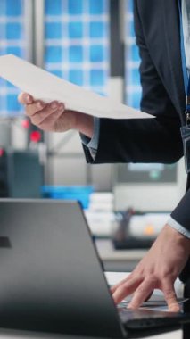 Sanayi işyerindeki güneş enerjisi sistemlerini denetleyen Dikey Video Yönetici Danışmanı, sürdürülebilir enerji gelişimi için stratejik planlamayı vurguluyor. Temiz enerji üretim hattında yenilik