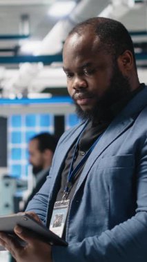 Bir fabrikadaki fotovoltaik üretim hattını denetleyen dikey video mühendisi, şirket hedefleri ve alternatif enerji standartlarını karşılamak için başarılı bir üretim süreci sağladı. Kamera.