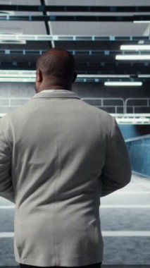 Dikey video sistemi yöneticisi, veri merkezinde sırayla tam işlevsel çarklarla yürüyor. İş depolama altyapısı için inşa edilmiş sunucu çiftliğini denetleyen bilişim uzmanı, kamera A