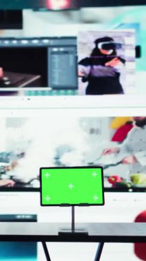 Dikey video Mockup aygıtı ve web sitesi arayüzü karıştırıcı viral video beslemesi. Görüntü dağıtım servisi düzeni önündeki izole ekran tableti, talep içeriği üzerine tanıtım kavramı