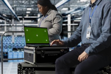 Yeşil ekran not defteri kullanarak veri merkezi çalışanının kapatılması, en uygun işlemler için otomasyon betikleri yönetilmesi. Sunucu çiftliğinde en iyi sistem performansını sürdürmek için dizüstü bilgisayar kullanan mühendis