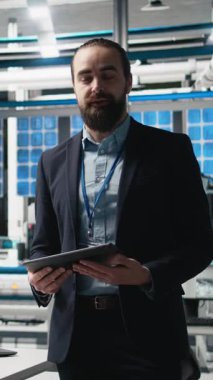 Dikey Video Yeteneği Yöneticisi bir güneş fotovoltaik fabrikasında sunum yapıyor, akıllı otomasyon ve yenilenebilir enerji sürdürülebilir çözümleri sunarak yenilik ve kurumsal başarıyı destekliyor