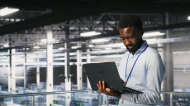 Endüstriyel platformdaki veri merkezi mühendislik ekibi bıçak sunucularını korumak için işbirliği yapıyor. Altyapı görevlerini koordine eden teknisyenler altyapının otomatikleştirilmesini desteklemek için makine öğrenmesini destekliyor