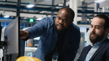 Çok ırklı mühendislik danışmanları, güneş enerjisi üretim süreci için birlikte çalışarak altyapı ve iş gelişimini güçlendiriyor. Bitkide yenilenebilir enerji. Kamera B.