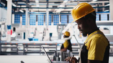 Güneş paneli fabrika üretim hatlarını izlemek için dizüstü bilgisayar kullanan bir mühendis sorunlu fotovoltaik ekipmanlarla sorunsuz üretim akışını sağlıyor. Alternatif enerji için otomasyon. Kamera B.