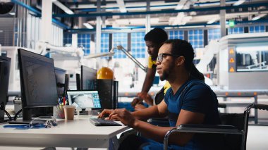 Özürlü siyah mühendis güneş panelleri üreterek yüksek teknoloji fabrikasında çevre dostu yenilenebilir enerji üretiyor. Tekerlekli sandalye deneme yazılımı teknisyeni. Kamera B.