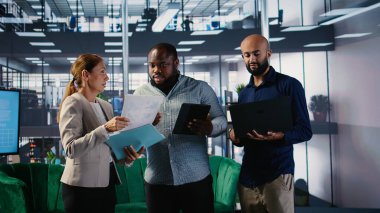 Toplantılara, küresel kalkınmaya katılan hedef odaklı zihniyete sahip çok kültürlü kurumsal profesyoneller. Liderlik yeteneği olan insanlar araştırma ve iş sezgilerini kullanır. Kamera A.