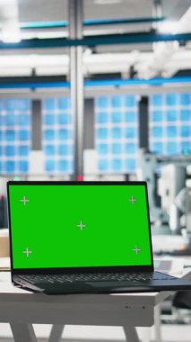 Güneş panelleri için kullanılan fotovoltaik tesiste, performans ölçümleri ve üretim hattını denetleyen tablette dikey video krom anahtar görüntüsü. Yüksek teknoloji makineleri için boş sanayi fabrikası.