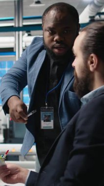 Vertical Video Factory yöneticileri üretim ölçümleri, endüstriyel yenilikleri ve çevre dostu temiz enerji gelişimini destekleyen çeşitli ekipleri paylaşıyor. Güneş enerjisi gelişimi. Kamera A.