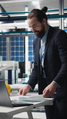 Vertical Video Professional endüstriyel müfettişi güneş panelleri üretimini inceleyerek yenilenebilir enerji sektöründe liderlik gösteriyor. Modern imalat tesislerinde operasyonları garantiye almak. Kamera A