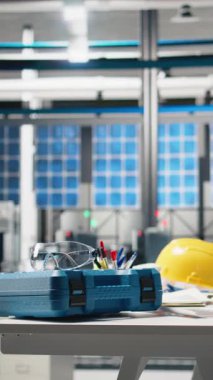 Dikey Video Boş modern fotovoltaik fabrika masası güvenlik teçhizatı ve aletlerle, alternatif enerji için güneş panellerinin kusursuz üretimini sağlar. Bir tesiste montaj işlemi, makineler.