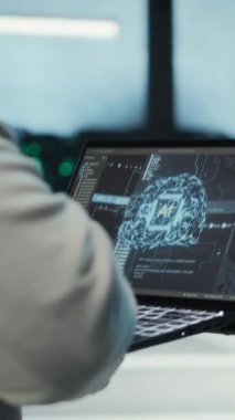 Alt yapı yapay zeka öğrenme otomatikleştirmesi için dizüstü bilgisayar kullanan dikey video sunucu odası yöneticisi. Yüksek teknoloji veri merkezinde yapay zeka kullanarak bakım yapan bir bilişim uzmanı.