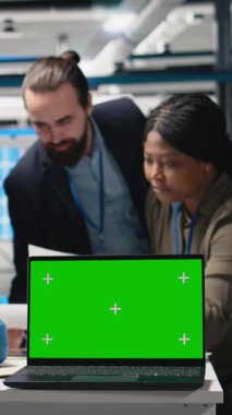 Dikey Video Profesyonel Mühendislik ekibi kroma anahtarının yanındaki güneş panellerini inceleyerek yeşil teknoloji ve çevre dostu alternatif enerjide birlik gösteriyor. Fabrika endüstrisi üretiyorum. Kamera A