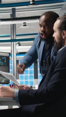 Ana mühendislerden oluşan dikey video çeşitliliği ekibi güneş paneli ölçümleri üzerinde teftiş yaparak, temiz bir alternatif fotovoltaik fabrikasında kurumsal gözetim ve kalite kontrolünü birleştiriyor. Kamera A.