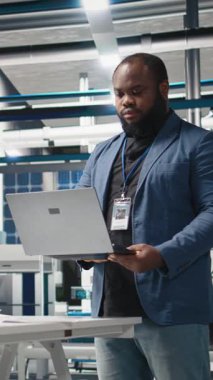 Yüksek teknolojili bir tesiste verimlilik ve üretim çizgisi ölçümlerine bakarak dikey video güneş paneli mühendisi. Sürdürülebilirlik için uzman denetimi