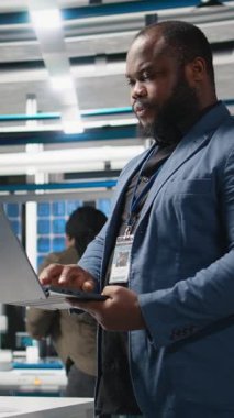 Yüksek teknolojili bir fabrikada yeşil enerji üretimini denetleyen Dikey Video Yöneticisi, güneş panelleri üretiminde sürdürülebilirliği ve yeniliği güvence altına alıyor veya altyapı planlamasında. Kamera A.