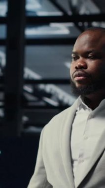 Yüksek teknoloji sunucu merkezinde çalışan dikey video yönetimi çok büyük miktarda veriyi işleyebiliyor ve depolayabiliyor. Ağ kaynaklarını kontrol eden Afrikalı Amerikalı bilişim uzmanı sorun çözme sunucusu satırları