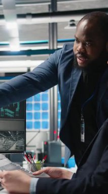 Çeşitli mühendislerden oluşan dikey video ekibi yüksek teknolojili endüstriyel fabrikada güneş enerjisi performansını değerlendirip sürdürülebilir enerji geliştirmeye odaklanıyor. Modern işlemler için alternatif güç