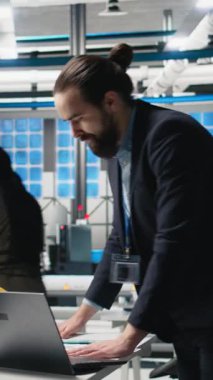 Vertical Video Industrial iş uzmanı alternatif enerji ekipmanlarını denetliyor, kalite kontrolü ve fotovoltaik imalat endüstrisine dikkat çekiyor. Güneş enerjisi santrali. Kamera A.