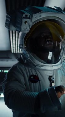 Dikey Kozmonot görüntüsü tablet üzerindeki navigasyon koordinatlarını doğruluyor, dışarıdaki gezegen görevine hazırlanıyor. Astronot güneş sistemine iniş işlemlerine başlamadan önce güvenlik kontrolü yapıyor.