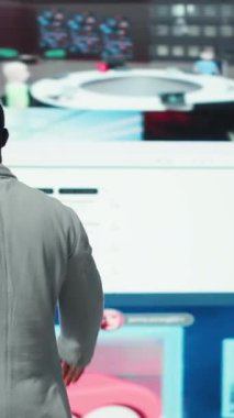 Sanal uzayda sınırsız video içeriği özgürlüğünü kutlayan dikey video ekstatik izleyicisi. Çok sayıda yayının tadını çıkaran, video baykuşunun önünde kollarını açmış, Afro-Amerikan bir adam.