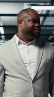 Veritabanında gülümseyen bir video yöneticisi devre dışı kalmamak için donanımı kontrol ediyor. Mutlu Afro-Amerikan Denetleyici sunucu odası altyapı süper bilgisayarları, kamera B