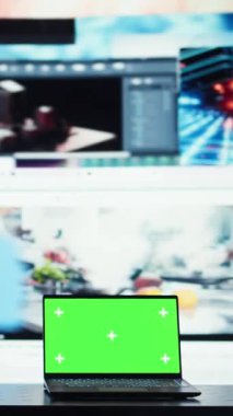Dikey video krom anahtar defter ve çeşitli medya kanallarıyla dolu video duvarı. Sosyal ağların besleme etkinliğini gösteren dijital arkaplan önündeki izole ekran bilgisayarı