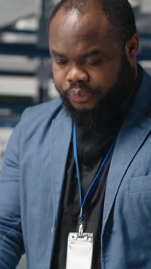 Dikey Video Afrikalı Amerikalı endüstriyel uzmanlar, güneş panellerini kağıt üzerinde modellerle inceliyor, sürdürülebilirliği ve yenilenebilir enerjiyi ve modern fabrikayı garanti altına almak için önemli içgörü okuyor.