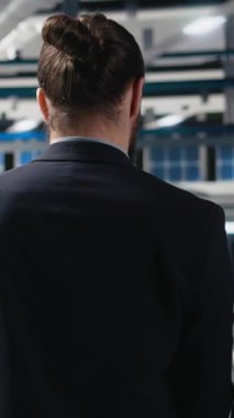 Doğru üretim sürecini sağlama almak için güneş enerjisi santrali faaliyetlerini ve üretim hattını inceleyen, dikey video müfettişleri ekibi. Usta mühendisler fabrika ekipmanlarını inceliyor