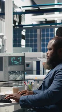 Bir güneş paneli fabrikasında performans verilerini kontrol eden, işyeri verimliliğine adanmış ve yeşil enerji üretim ve mühendisliği üzerinde çalışan dikey video sanayi uzmanları