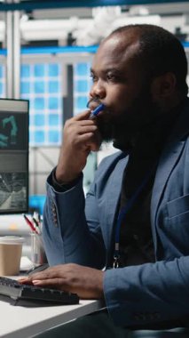 Dikey video endüstrisi uzmanı, bir güneş paneli fabrikasındaki performans verilerini kontrol ederek, endüstriyel verimliliğe adanmışlık ve yenilenebilir enerji imalatı ve mühendisliği üzerine çalışmalar sergiledi.