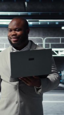 Dikey video sunucusu oda çalışanı bilgisayardaki yazılımı kullanarak zayıf noktaları denetliyor. Veri merkezinde yürüyen mühendis not defteri, kamera A kullanarak yedekleme ve kurtarma protokolleri yapıyor.