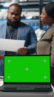 Danışmanlardan ve fabrika analistlerinden oluşan dikey video ekibi güneş paneli santralinde her detayı temiz enerji verimliliği ve güneş teknolojisi yeniliğiyle aynı hizaya getiren bir kopya ekran üzerinde çalışıyor.