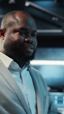 Dikey video veri merkezi mühendisi sunucu donanımını ayarlıyor yapay zeka işleme işlemleri yapıyor. Yönetici, sunucu dizilerinin eğitim veri tabanlarıyla ilgilenmesini denetler