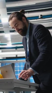 Endüstriyel iş yerindeki güneş enerjisi üretim sistemlerini kontrol eden Dikey Video İş Yöneticisi, yenilenebilir enerji gelişimi için stratejik planlamayı vurguladı. Temiz güçte yenilik