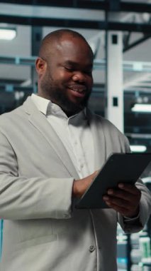 Tablet üzerindeki yazılımı kullanarak, dikey video sunucu odası çalışanı sorun çözme sunucu bağlantı sorunları. Veri merkezi teknisyeninin şirket ağlarını güncellemesi aygıt, kamera B kullanarak donanım