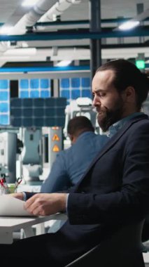 Dikey Video Mühendislik Danışmanlarından oluşan bir ekip güneş enerjisi üretim sürecinde birlikte çalışarak altyapı ve iş gelişimini güçlendiriyor. Bir bitkide yenilenebilir enerji