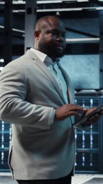 Vertical Video Yöneticisi sunucu merkezinde dolaşırken, güvenlik duvarı yanlış yapılandırmalarını bulmak için tablet kullanır ve rackmount performansını etkiler. Ad, om denetim sistemleri dar veri transferine yol açar