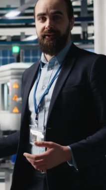 Dikey Video İş Dünyası sahibi ve vizyon sahibi konuşmacı, güneş santralinde sürdürülebilir çözümler yaratmak ve başlangıç büyümesi yaratmak için iş anlayışını paylaşan, üretim hattı için temiz bir enerji stratejisi sunuyor.