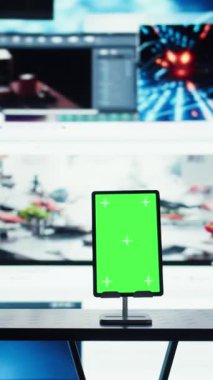 Kullanıcıları video eğlence ağlarına bağlayan dikey video Chroma anahtar tableti ve dijital arayüz. Birbirine bağlı sosyal medya kaynaklarının görselleştirilmesi önündeki izole ekran aygıtı