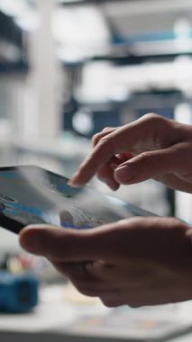 Dikey Video Binası müteahhitleri, fotovoltaik üretim sistemlerinde sürdürülebilirlik ve verimlilik sağlamak amacıyla yüksek teknolojili bir tesiste güneş enerjisi üretim hattını yönetiyor. Kurumsal gözetim. Kamera A.