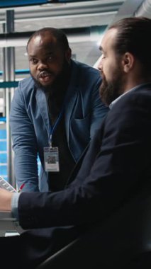 Dikey Video çok ırklı iş ortakları ve mühendisler, sürdürülebilir enerji ve sanayi operasyonlarında gelişmeleri planlamak üzere bir güneş teknolojisi üretim fabrikasında bir tartışma için bir araya geldiler. Kamera.