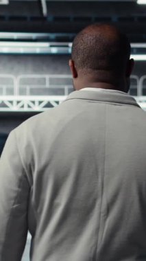 Veri merkezindeki dikey video sistemi yöneticisi altyapı teknisyenlerinin kullanıcı taleplerini denetliyor. Sunucu tarlasında çalışan Afrikalı Amerikalı işçiler trafik ekipmanlarını analiz ediyorlar.