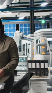 Dikey Video Genel Müdürü, yenilenebilir enerji için yenilenebilir enerji üretimi için kullanılan bir güneş tesisindeki üretim hattı sistemini inceliyor. Kamera.