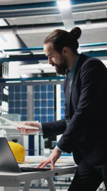 Sanayi işyerindeki güneş enerjisi sistemlerini denetleyen Dikey Video Yönetici Danışmanı, sürdürülebilir enerji gelişimi için stratejik planlamayı vurguluyor. Temiz enerji üretim hattında yenilik