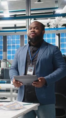 Dikey Video Karaborsacılık uzmanı ve endüstri yöneticisi alternatif enerji için fotovoltaik ve güneş enerjisinin avantajlarını sunarak sürdürülebilir kalkınma ve yeniliği destekliyor. Kamera A.