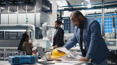 Afrika kökenli Amerikalı teknisyenler, fotovoltaik imalat endüstrisinde güneş enerjisi uzmanlığı ve verimliliğini birleştirerek kağıtlar ve dizüstü bilgisayarlarda performans ölçümlerine danışmanlık yapıyorlar. Kamera A.