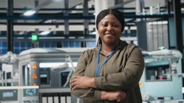 Fabrikadaki bir siyah teknisyenin portresi güneş panelleri üretim hattını denetliyor ve üretim sürecinin denetlenmesini sağlıyor. Temiz enerji ve sürdürülebilirlik hedeflerine ulaşmak. Kamera A.